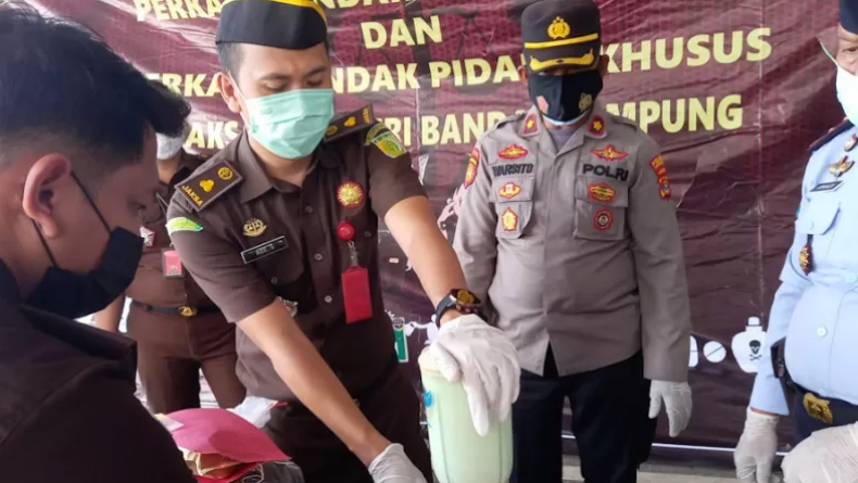 Kejari Bandarlampung Musnahkan Barang Bukti Sabu hingga Ponsel