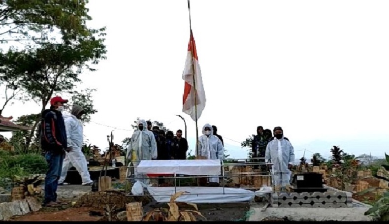 Upacara ala Penggali Kubur di Bandung, Kibarkan Bendera Setengah Tiang di Depan Keranda 