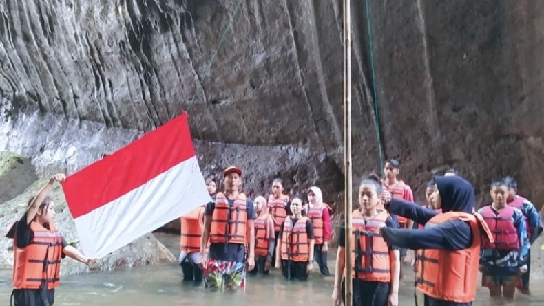 Pegiat Wisata Pangandaran Peringati HUT RI di Sungai, Basah Kuyup tapi Khidmat