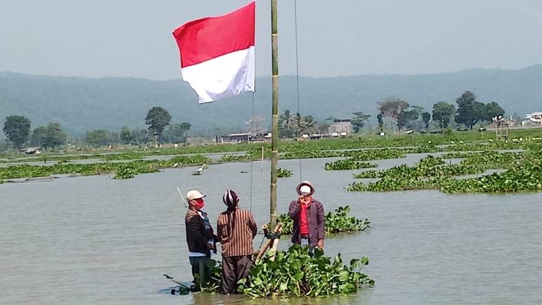 Protes Pemerintah, Petani Rawapening Gelar Upacara di Lahan yang Terendam Air 