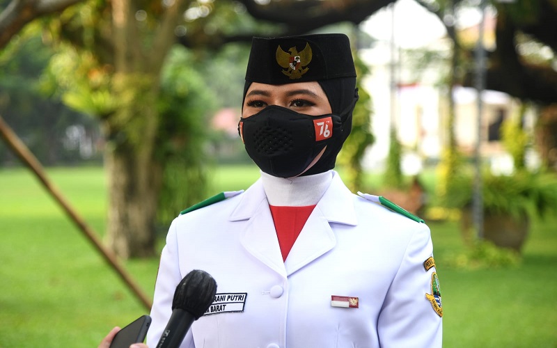 Putri Garut Emban Tugas Pembawa Merah Putih pada Upacara Penurunan Bendera di Istana Negara
