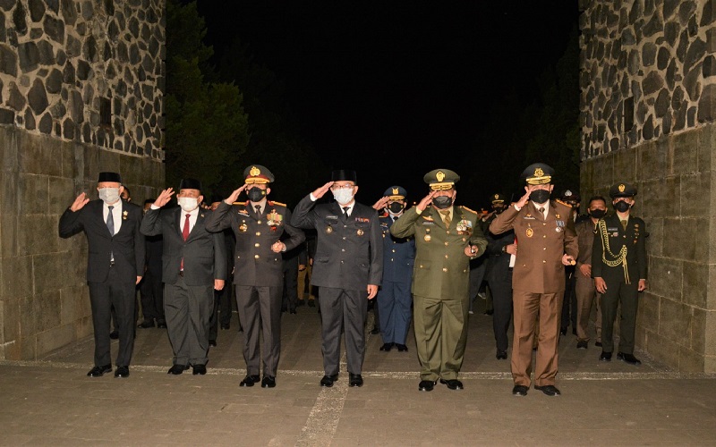 HUT ke-76 RI, Forkopimda Jabar Gelar Apel Kehormatan dan Renungan Suci di TMP Cikutra