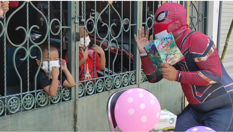 Cerianya Anak Isoman Akibat Covid-19 saat Dikunjungi Superhero Superisoman
