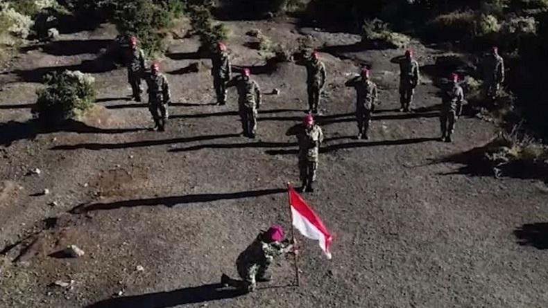 Para Pendaki Brigade Infanteri 1 Marinir Kibarkan Merah Putih di 3 Puncak Gunung Tertinggi Tanah Pasundan