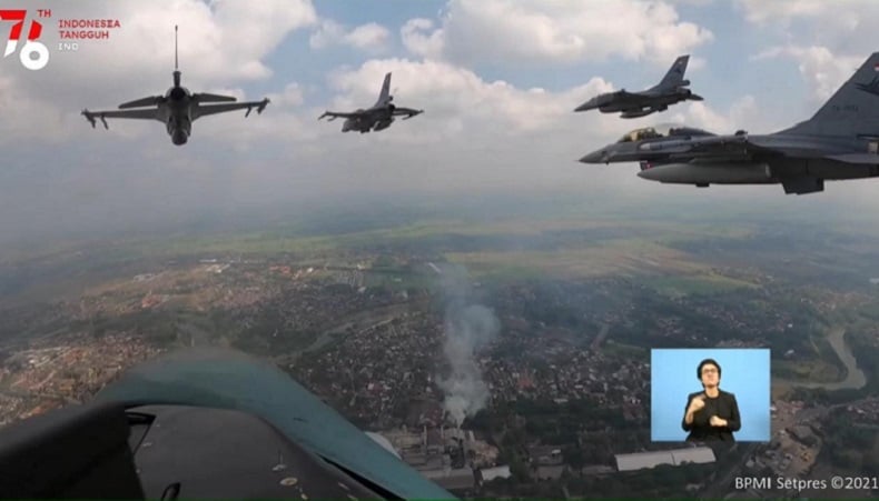 8 Jet Tempur F-16 TNI AU Bermanuver di Istana Merdeka