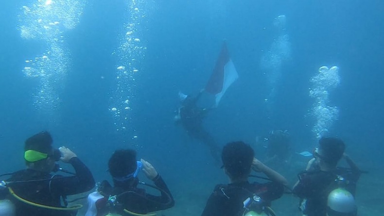 Penyelam Profesional Sulut Gelar Upacara di Dasar Laut Minahasa Tenggara 