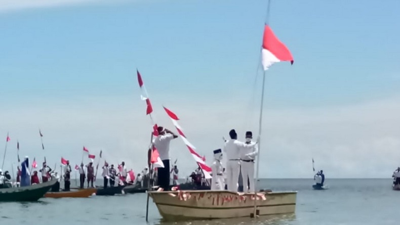 Berdiri di Atas Perahu, Warga Kampung Arar Sorong Upacara Bendera di Tengah Laut