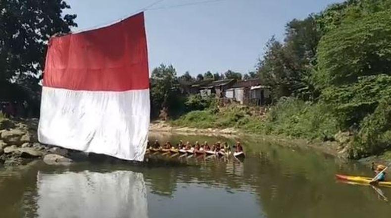 Upacara di Atas Sungai Bengawan Solo, Bendera Merah Putih Raksasa Dikibarkan 
