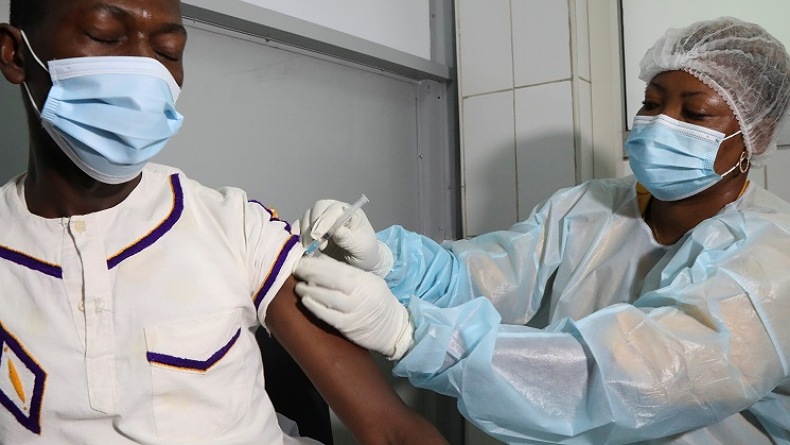 200 Tenaga Medis Divaksinasi usai Pasien Positif Virus Ebola