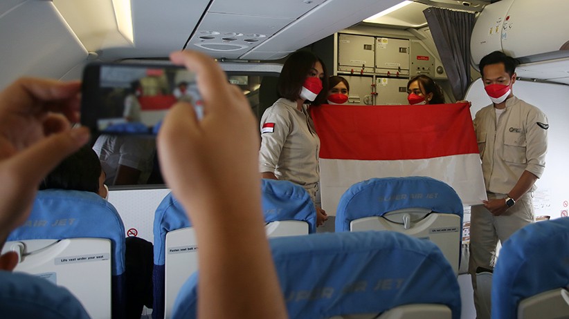 Pengibaran Bendera Merah Putih di Dalam Pesawat Super Air Jet - Bagian 2