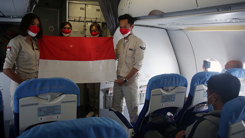 Pengibaran Bendera Merah Putih di Dalam Pesawat Super Air Jet - Bagian 1