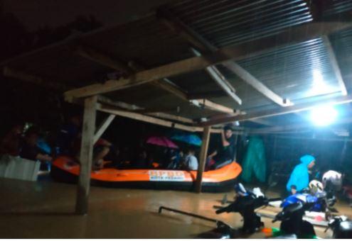 Banjir 1 Meter Rendam Ratusan Rumah di Padang, Puluhan Warga Terjebak