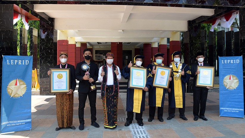 Rekor, Puluhan Ribu Mahasiswa Baru Unnes Pakai Baju Adat Daerah secara Virtual - Bagian 2