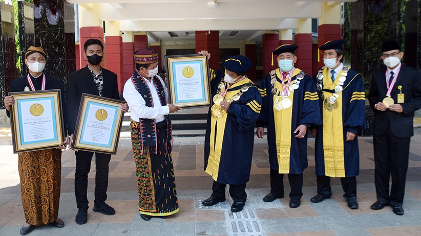 Rekor, Puluhan Ribu Mahasiswa Baru Unnes Pakai Baju Adat Daerah secara Virtual - Bagian 1