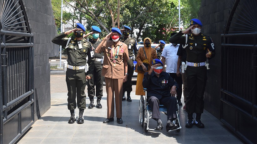 Momen Haru Dua Veteran Bertemu di Taman Makam Pahlawan, Terpisah Sejak Tahun 1964 - Bagian 5