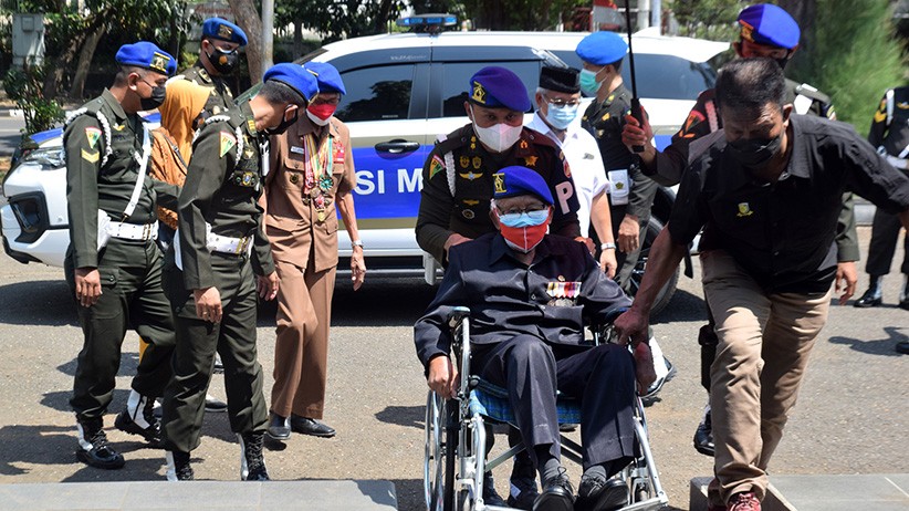 Momen Haru Dua Veteran Bertemu di Taman Makam Pahlawan, Terpisah Sejak Tahun 1964 - Bagian 4