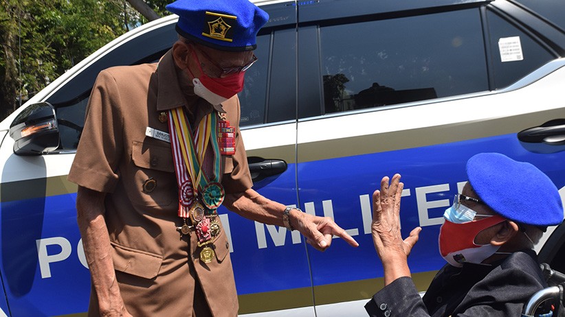 Momen Haru Dua Veteran Bertemu di Taman Makam Pahlawan, Terpisah Sejak Tahun 1964 - Bagian 2