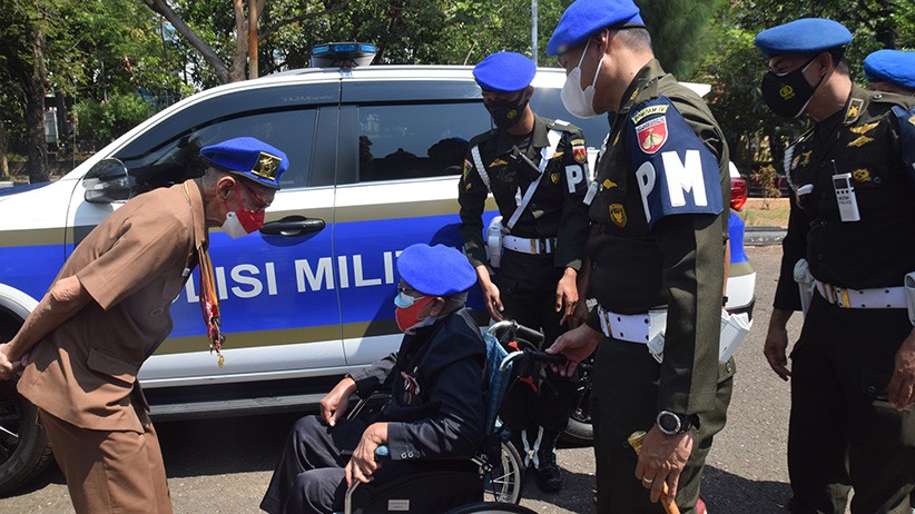 Momen Haru Dua Veteran Bertemu di Taman Makam Pahlawan, Terpisah Sejak Tahun 1964 - Bagian 1