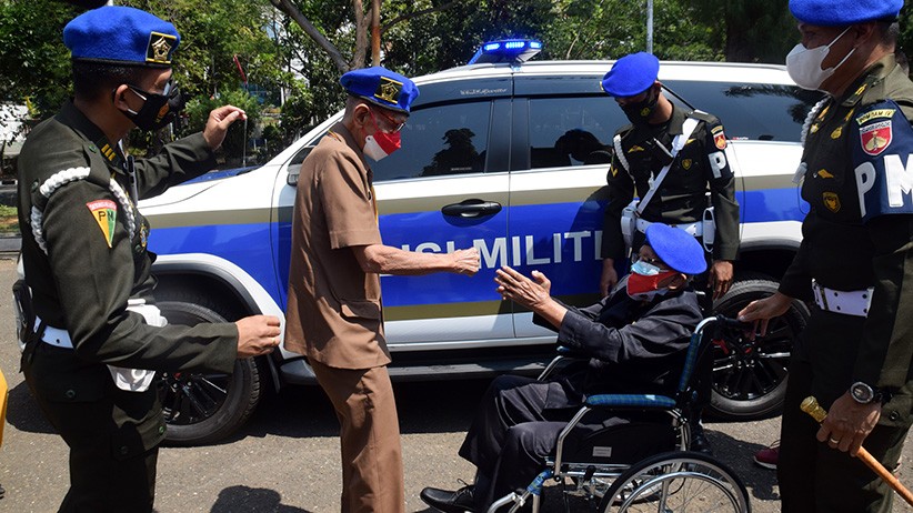 Momen Haru Dua Veteran Bertemu di Taman Makam Pahlawan, Terpisah Sejak Tahun 1964 - Bagian 3