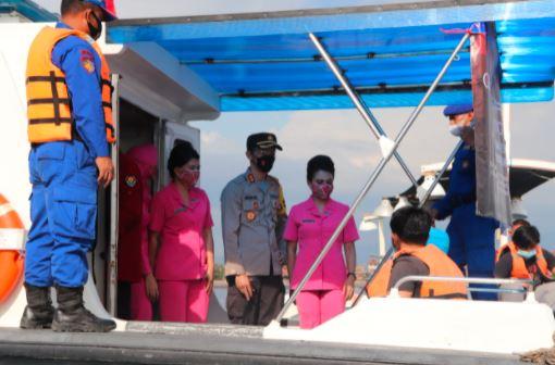 Sasar Nelayan, Polres Buleleng Buka Gerai Vaksinasi Covid-19 di Tengah Laut