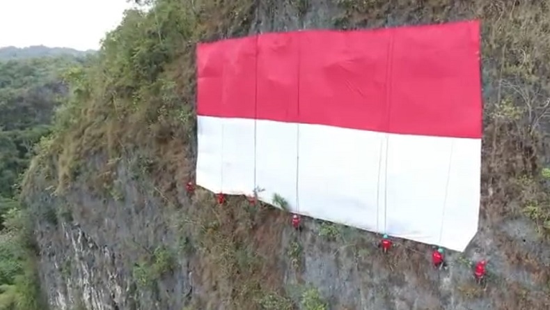 Bendera Merah Putih Raksasa Berkibar di Tebing Kars Maros Setinggi 80 Meter
