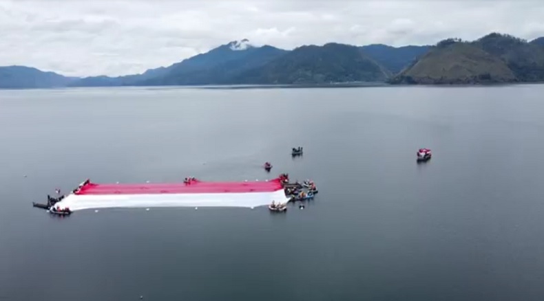 title Bendera Raksasa Berkibar di Danau Laut Tawar Aceh Tengah Bendera Raksasa Berkibar di Danau Laut Tawar Aceh Tengah