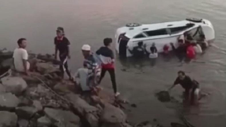 Sopir Kaget Lihat Orang lalu Banting Setir, Mobil Terjun Bebas ke Laut di Situbondo