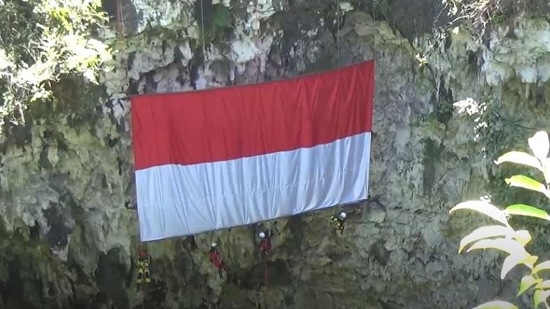 Aksi Ekstrem 4 Srikandi di Pacitan Bergelayutan di Goa Kibarkan Merah Putih Raksasa