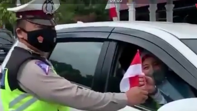 Sat Lantas Polres Kotamobagu Bagikan Bendera Merah Putih dan Bansos ke Masyarakat