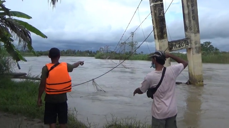 Perahu Penyeberangan Angkut 21 Penumpang Tersapu Banjir Bandang, 2 Orang Hilang