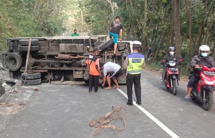 title Tak Kuat Menanjak, Truk Bermuatan Semen Terguling di Tanjakan Bibis Tak Kuat Menanjak, Truk Bermuatan Semen Terguling di Tanjakan Bibis