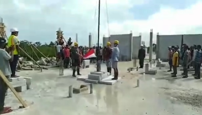 Viral, Buruh Upacara Bendera di Atap Bangunan