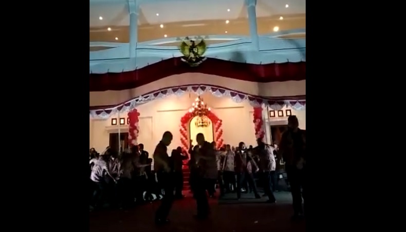 Viral Video Bupati Gelar Pesta di Halaman Isda, Warga Sula Surati Jokowi