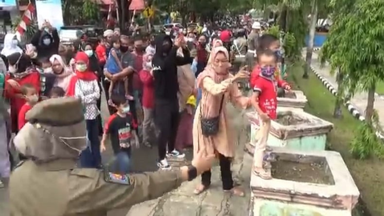 Peringatan HUT ke-76 RI di Wajo Heboh, Ratusan Warga Merangsek untuk Hormat Bendera