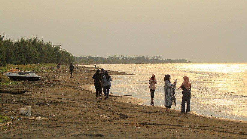 Bangkitkan Perekonomian, Warga Indramayu Kembangkan Wisata Pantai Tiris - Bagian 2