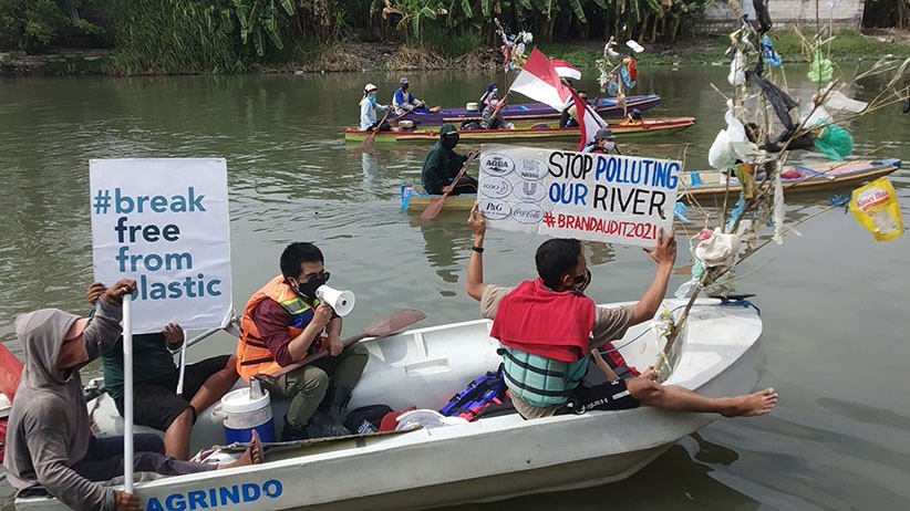 Aksi Aktivis Lingkungan Minta Masyarakat Tidak Buang Sampah di Sungai - Bagian 3