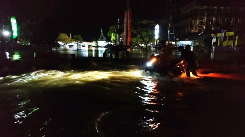 Banjir Padang, Mobil di Parkiran Rumah Sakit Siti Rahmah Terendam Setinggi Kaca 