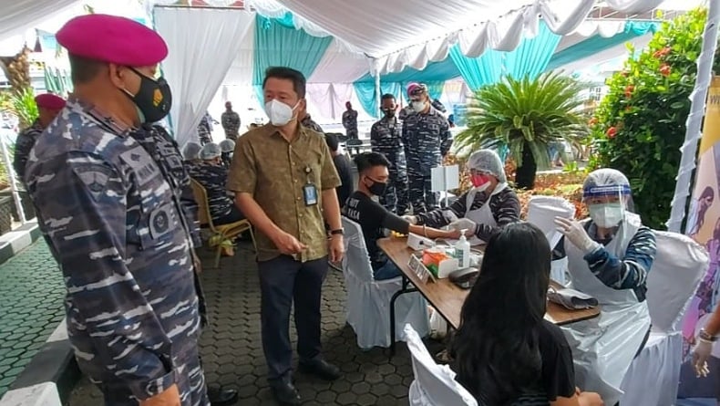 TNI AL Gelar Serbuan Vaksinasi Covid-19 Masyarakat Maritim di Bitung