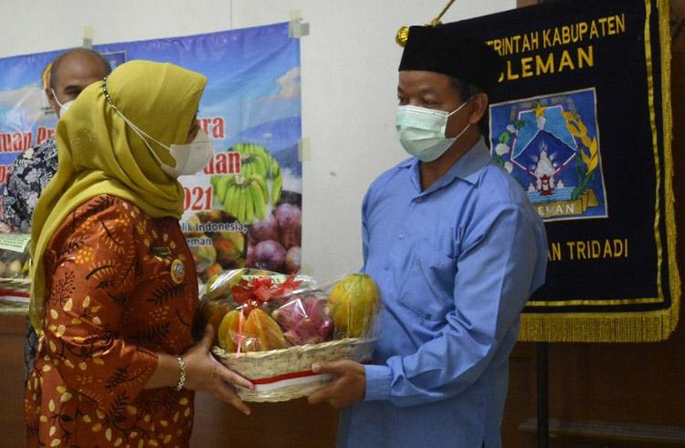 GBN 2021, Bupati Sleman Bagikan Buah bagi Warga Isolasi Mandiri