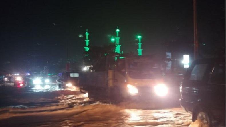 Banjir Setinggi 1 Meter Genangi Jalan Padang Bypass, Akses Lalu Lintas Lumpuh Total