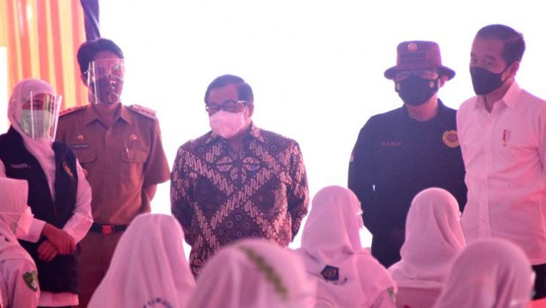 Tinjau Vaksinasi di Madiun, Jokowi: Saya Minta Bupati, Kalau Datang Vaksin Langsung Habiskan