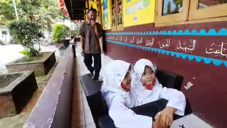 Video Kembar Siam asal Garut Kembali Viral di Medsos, Netizen Terharu