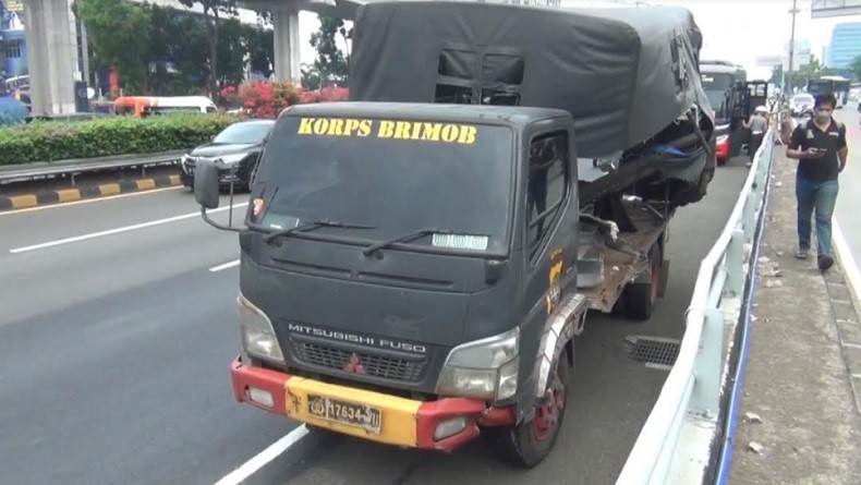 Truk Polisi Pembawa Peserta Vaksinasi Kecelakaan Di Tol Dalam Kota ...