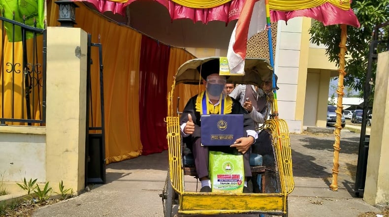 Laksanakan Nazar, Pemuda Asal Rembang Ini Datang Wisuda Naik Becak  