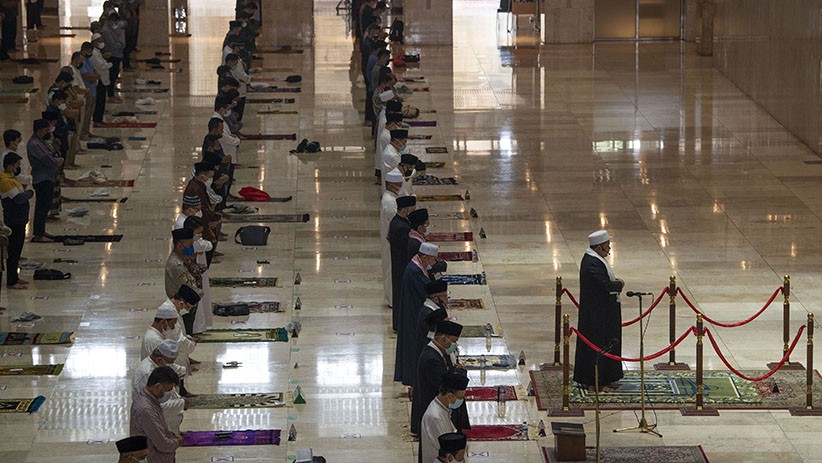 Suasana Sholat Jumat di Masjid Istiqlal, Jemaah Wajib Tunjukkan Kartu Vaksin - Bagian 2