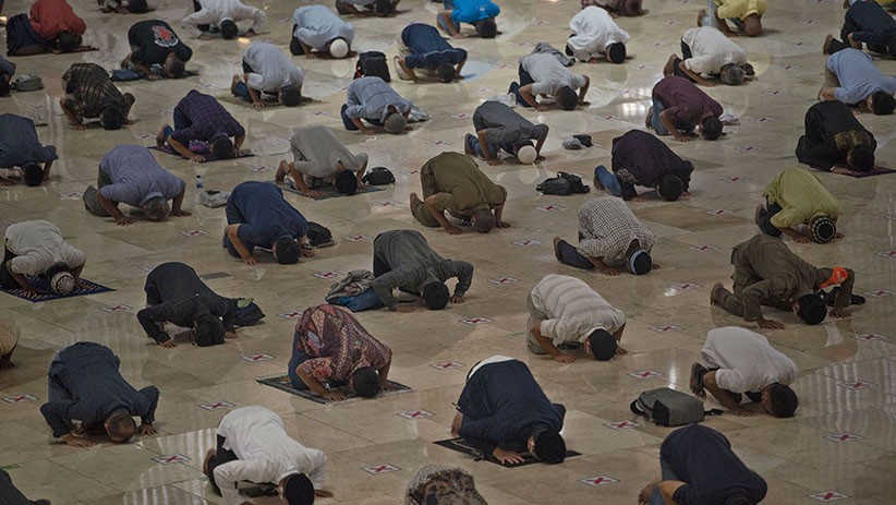 Suasana Sholat Jumat di Masjid Istiqlal, Jemaah Wajib Tunjukkan Kartu Vaksin - Bagian 3