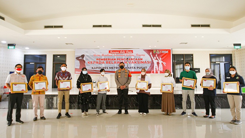 Polres Jakarta Pusat Berikan Penghargaan kepada Relawan Vaksinasi Merdeka - Bagian 2