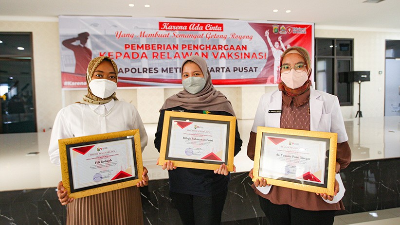 Polres Jakarta Pusat Berikan Penghargaan kepada Relawan Vaksinasi Merdeka - Bagian 3