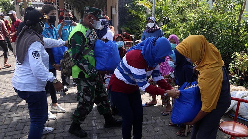Terdampak PPKM Level 4, Puluhan Ribu Warga Surabaya Dapat Bantuan Sembako - Bagian 3