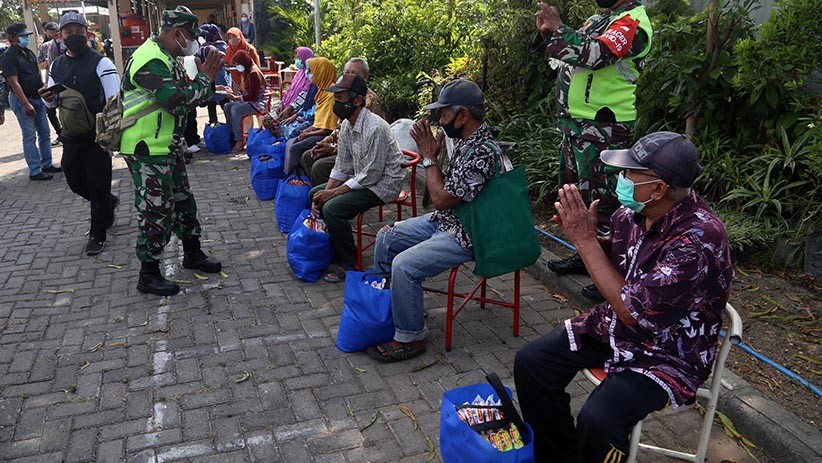 Terdampak PPKM Level 4, Puluhan Ribu Warga Surabaya Dapat Bantuan Sembako - Bagian 4